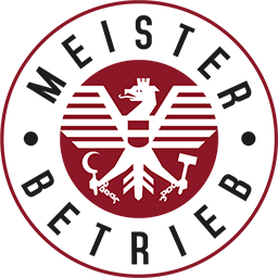 Rundes Logo eines österreichischen Meisterbetriebs mit rotem Adler und Symbolen für Handwerk im Zentrum
